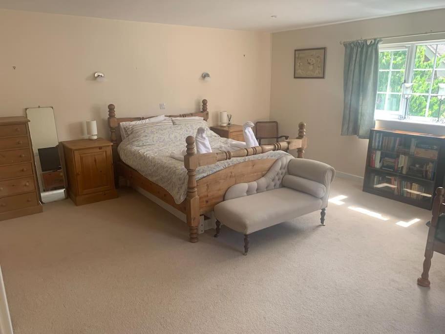 Relaxing country cottage bungalow view 3
