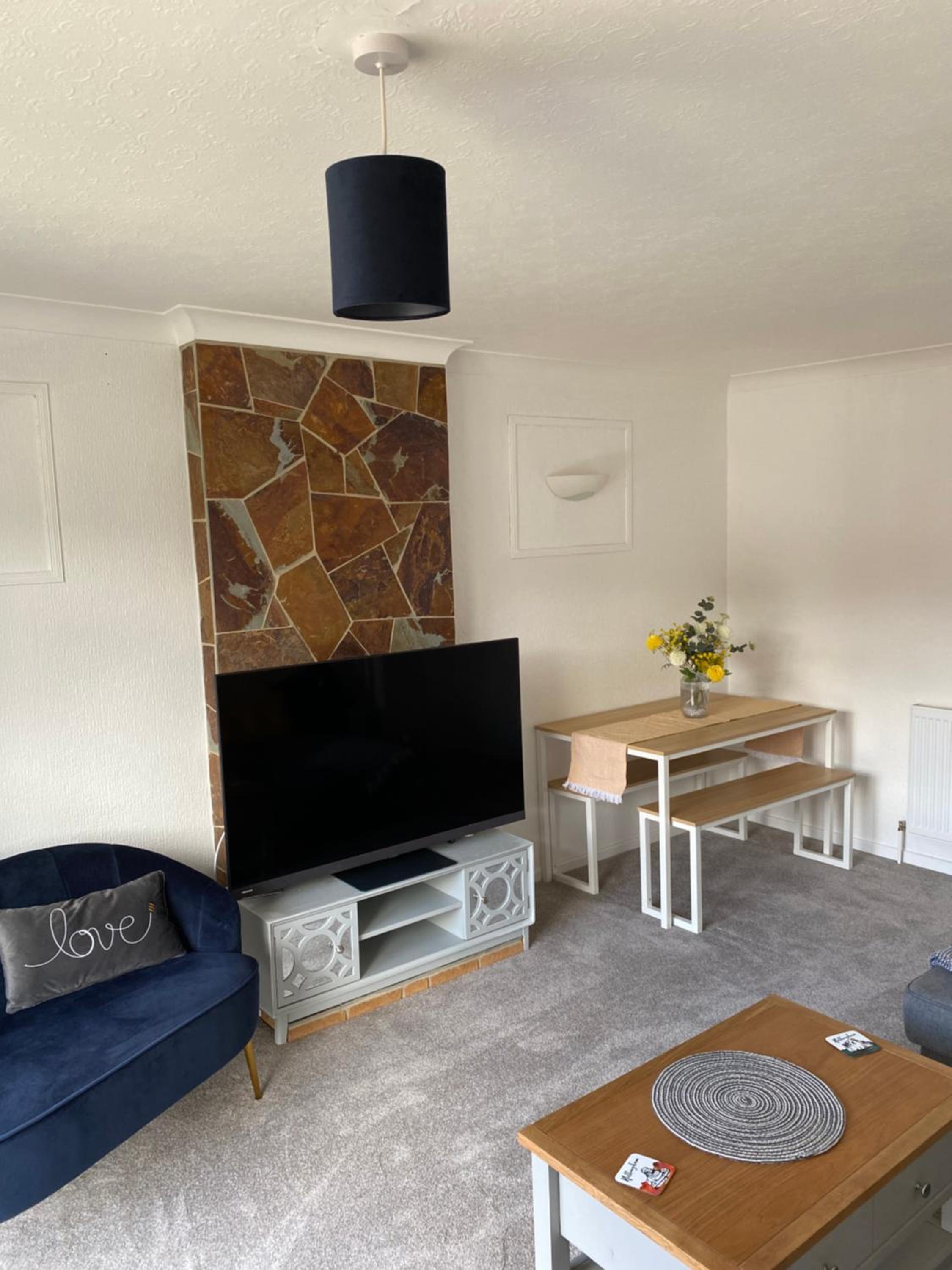 Spacious 2 Bed Village Flat sleeps 4/6