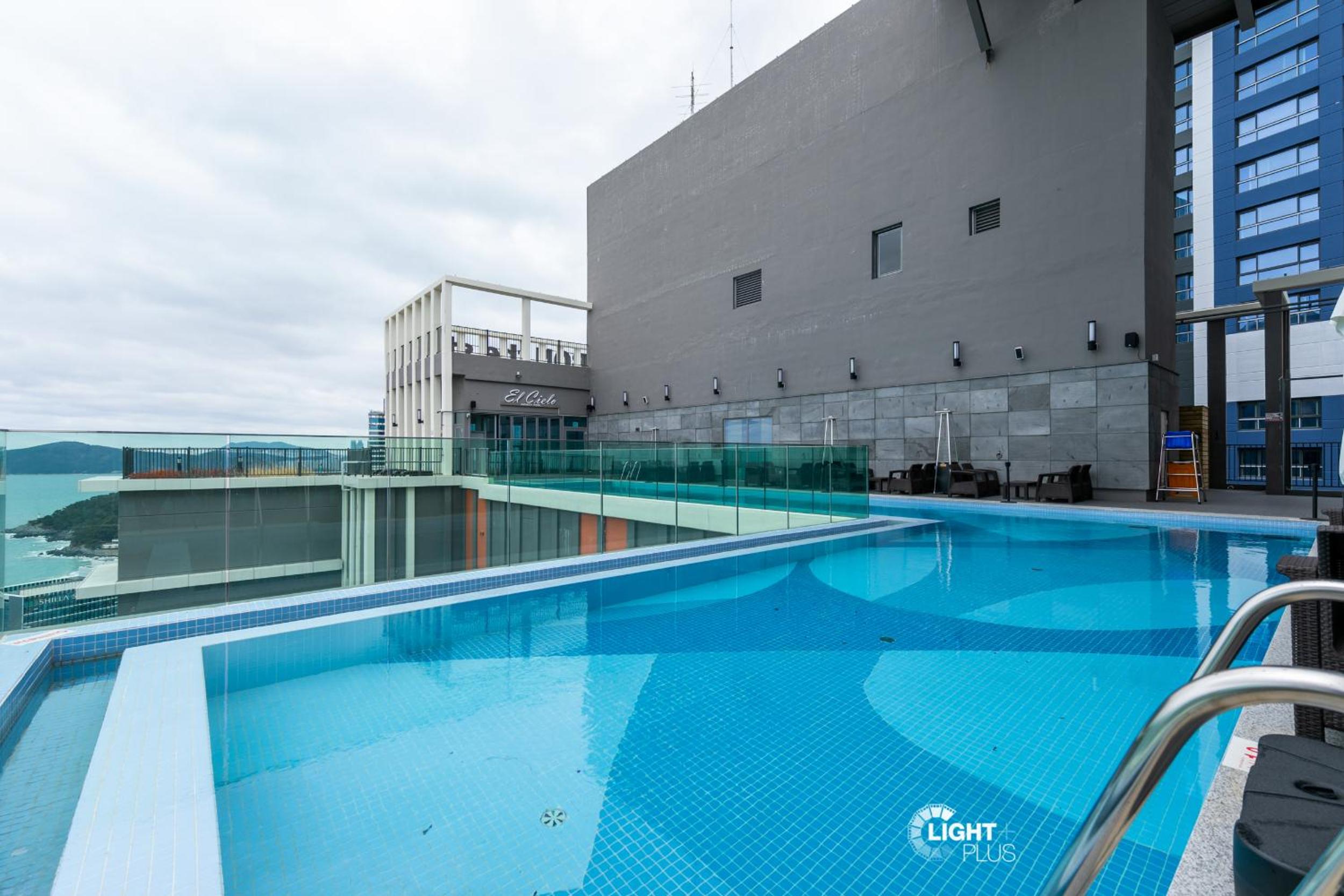 Residence with a beautiful high-rise view of Infinity Pool