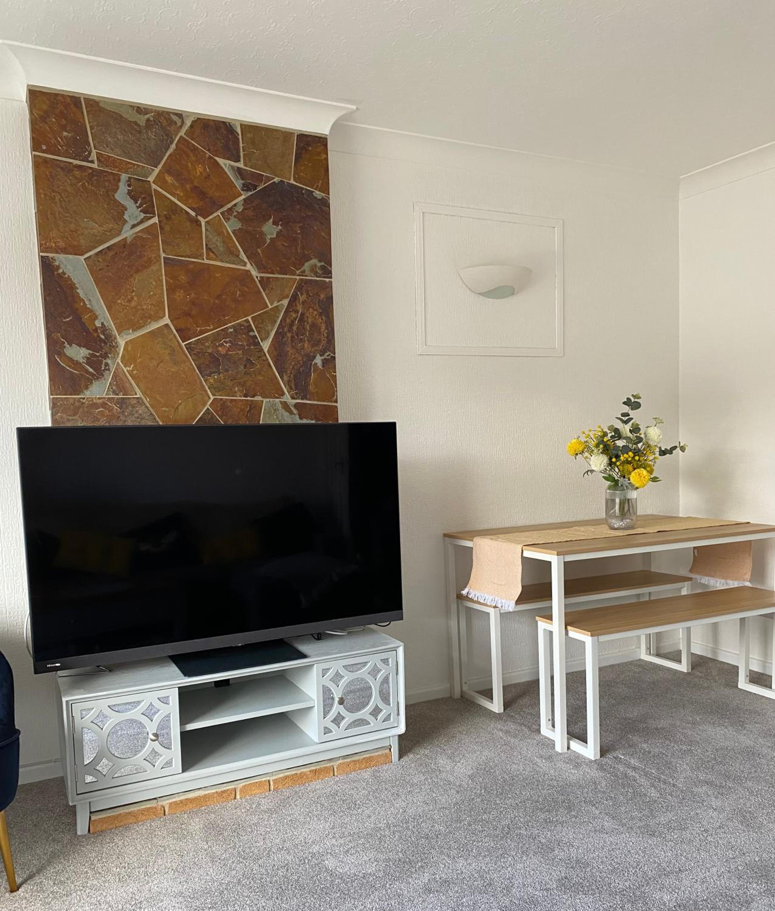 Spacious 2 Bed Village Flat sleeps 4/6