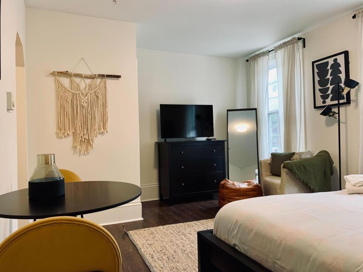 Pet-Friendly Lovely Studio #2 at Doggy Digs, Balcony