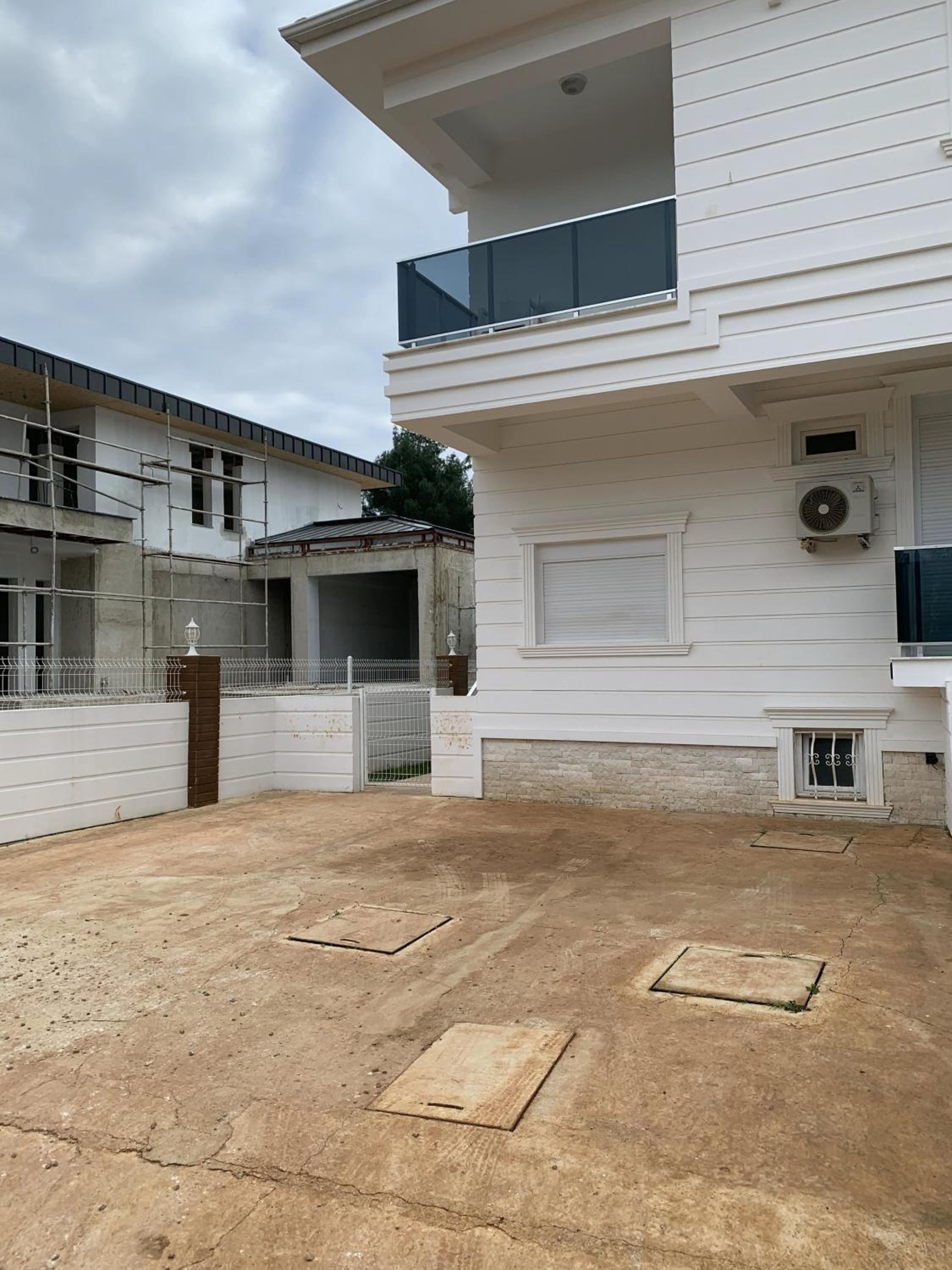 Deluxe Villa in Forest 4