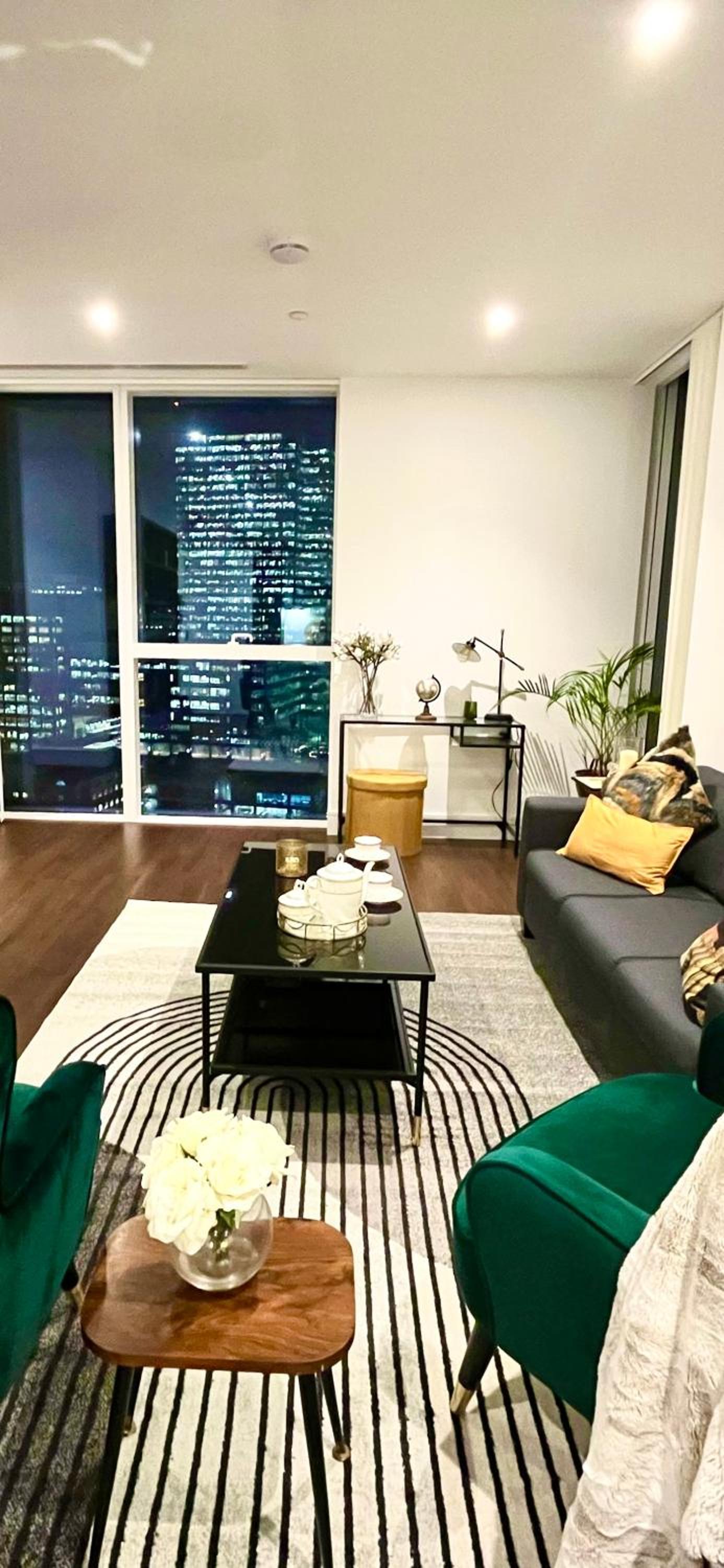 Luxury Modern 2 Bed Flat with Balcony and City View - Canary Wharf City Center
