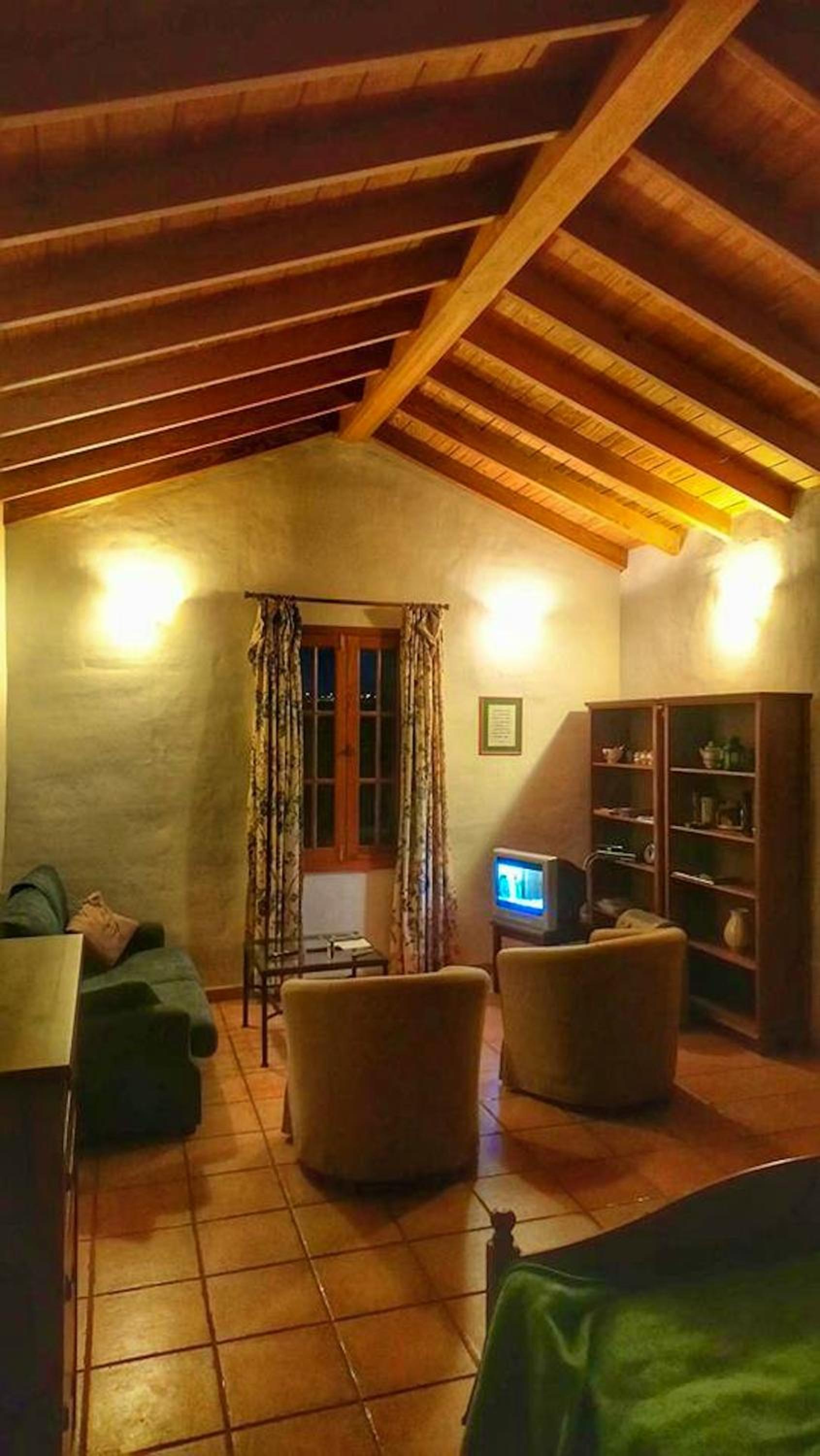 Charming Bungalow in Carreteria with Terrace and Parking