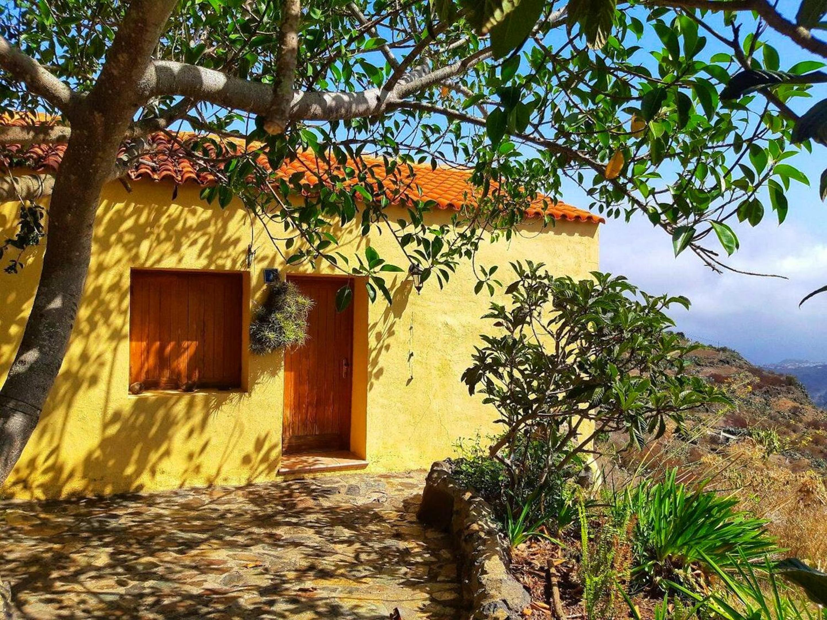Charming Bungalow in Carreteria with Terrace and Parking