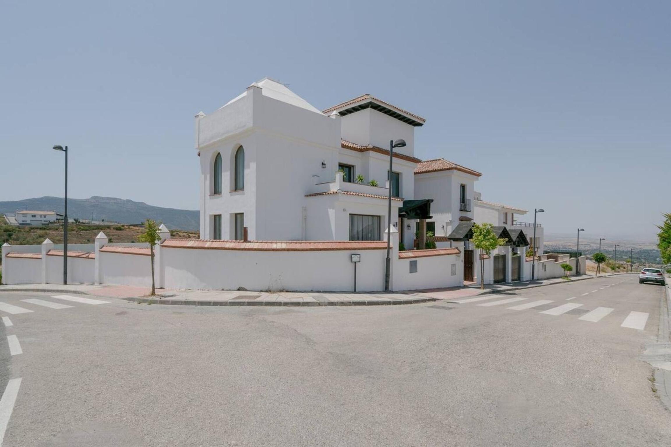Spacious Villa in Granada with Private Pool and Jacuzzi