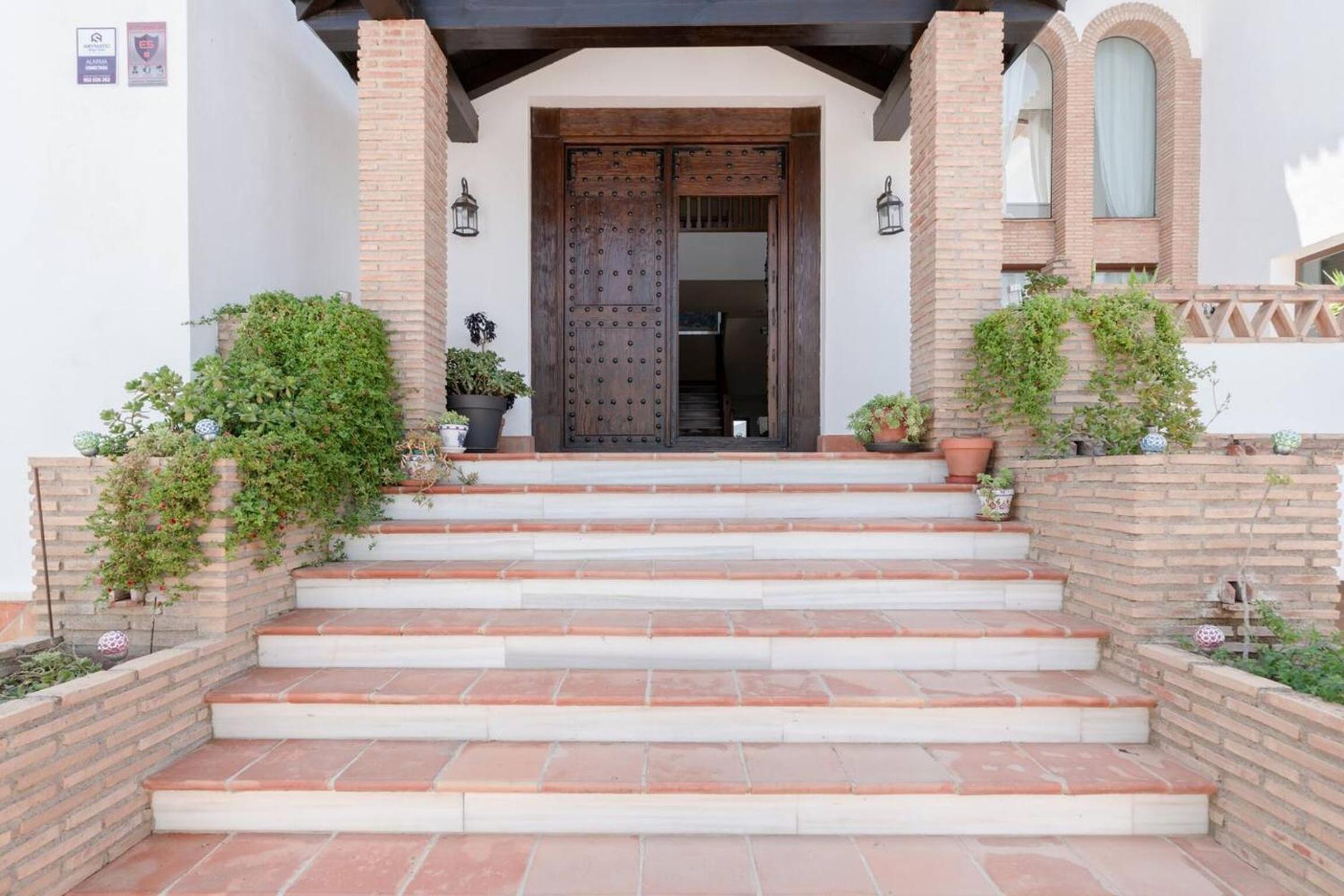 Spacious Villa in Granada with Private Pool and Jacuzzi