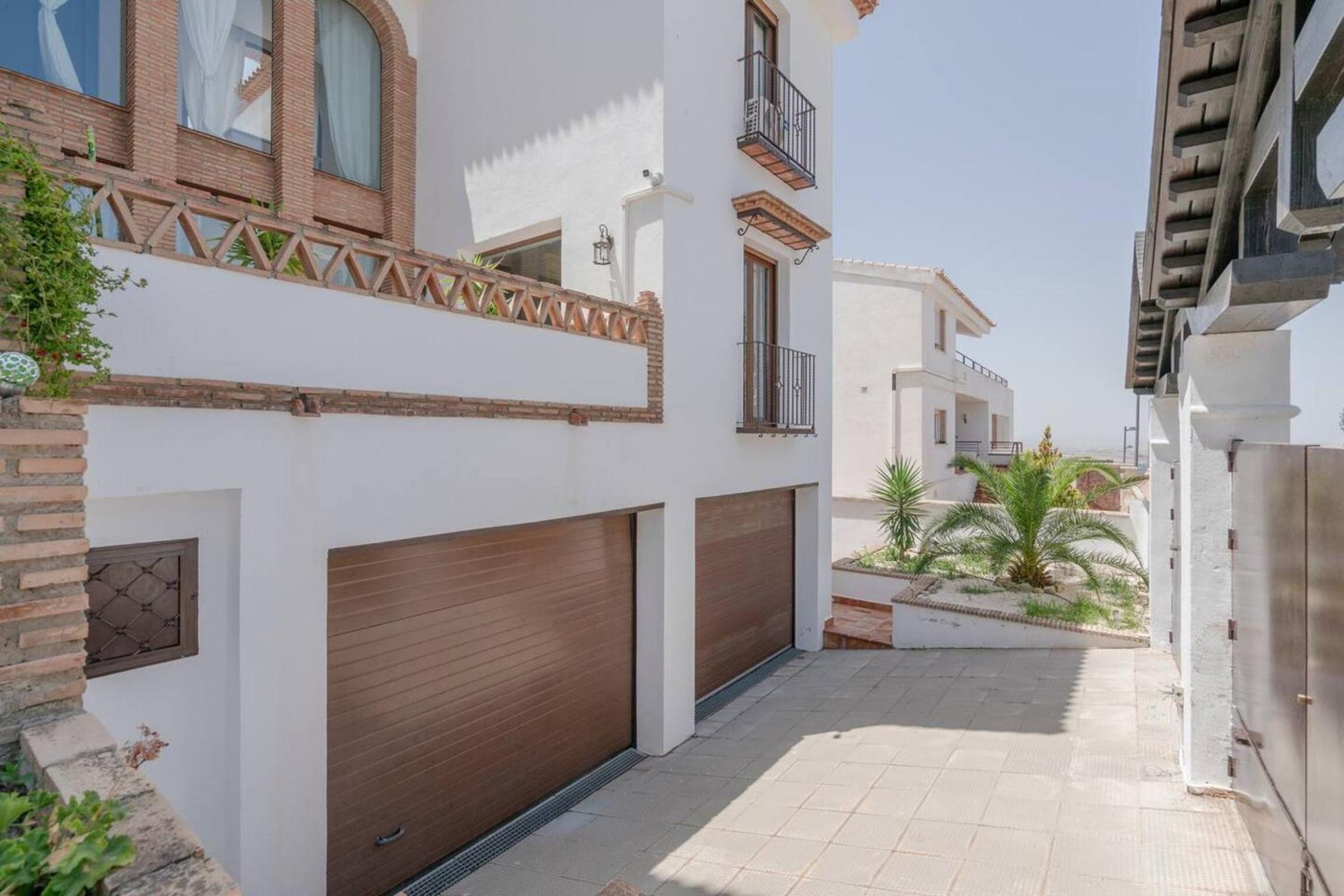 Spacious Villa in Granada with Private Pool and Jacuzzi