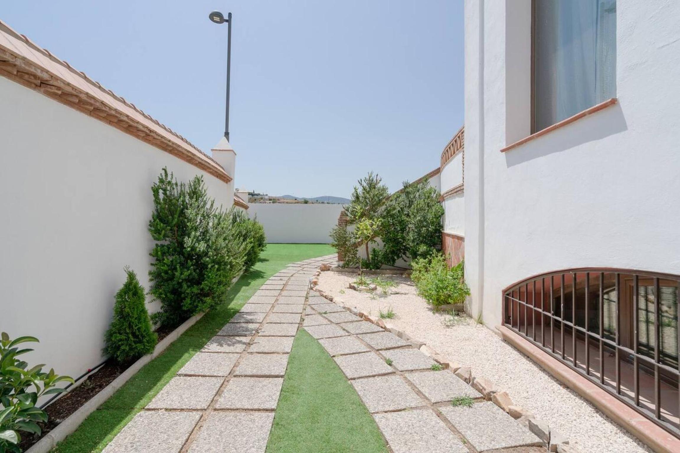 Spacious Villa in Granada with Private Pool and Jacuzzi