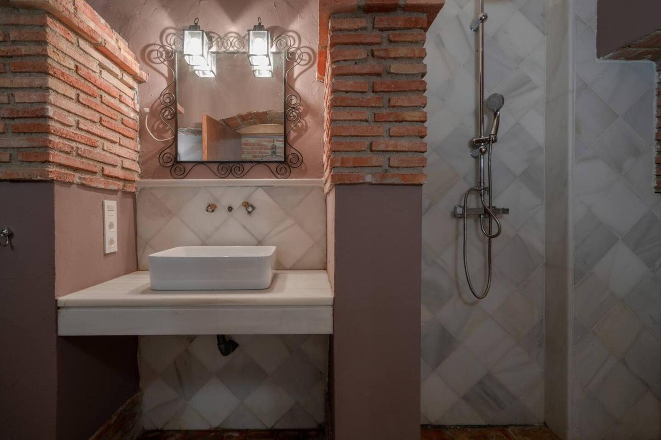 Spacious Villa in Granada with Private Pool and Jacuzzi