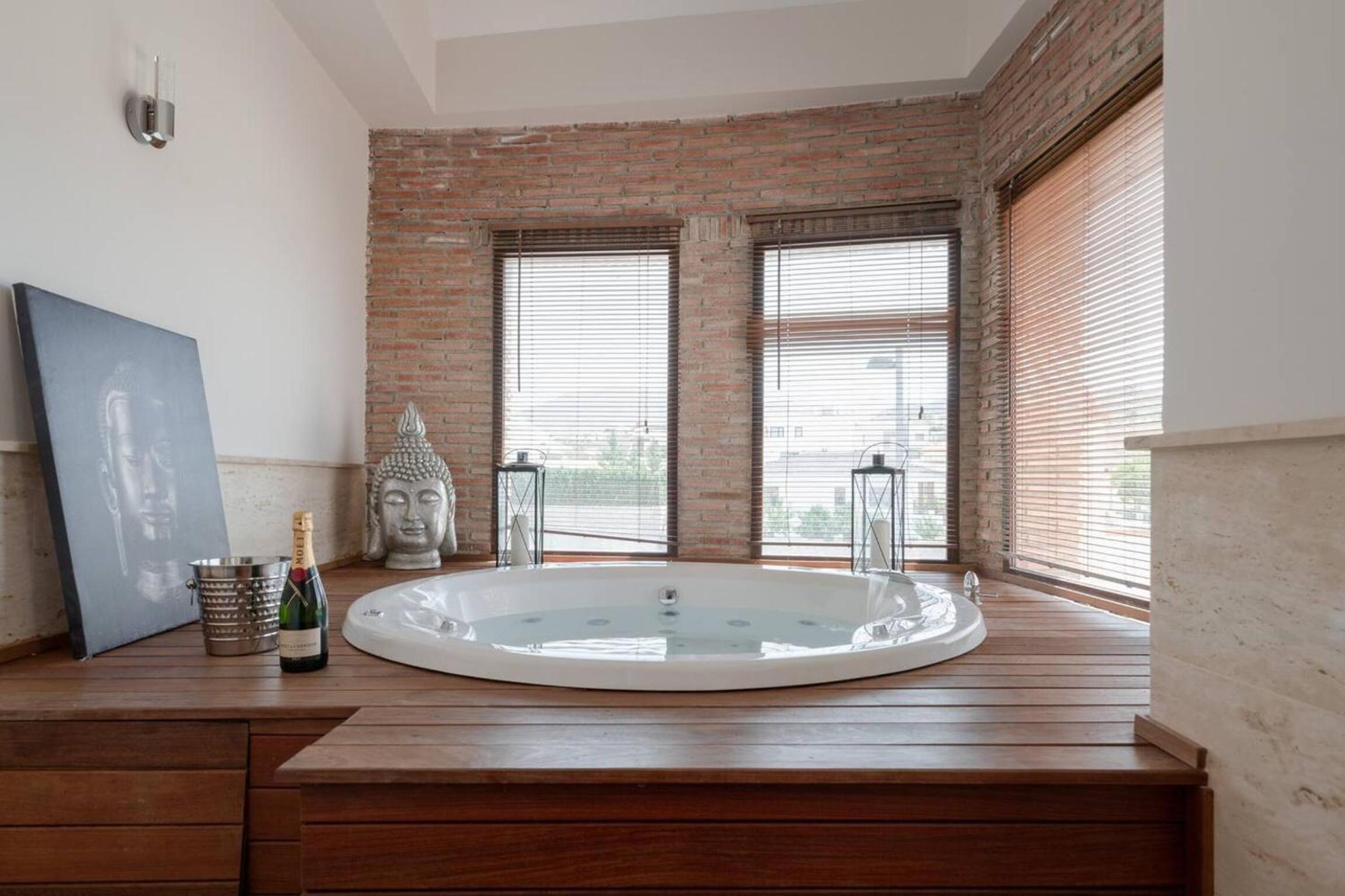 Spacious Villa in Granada with Private Pool and Jacuzzi