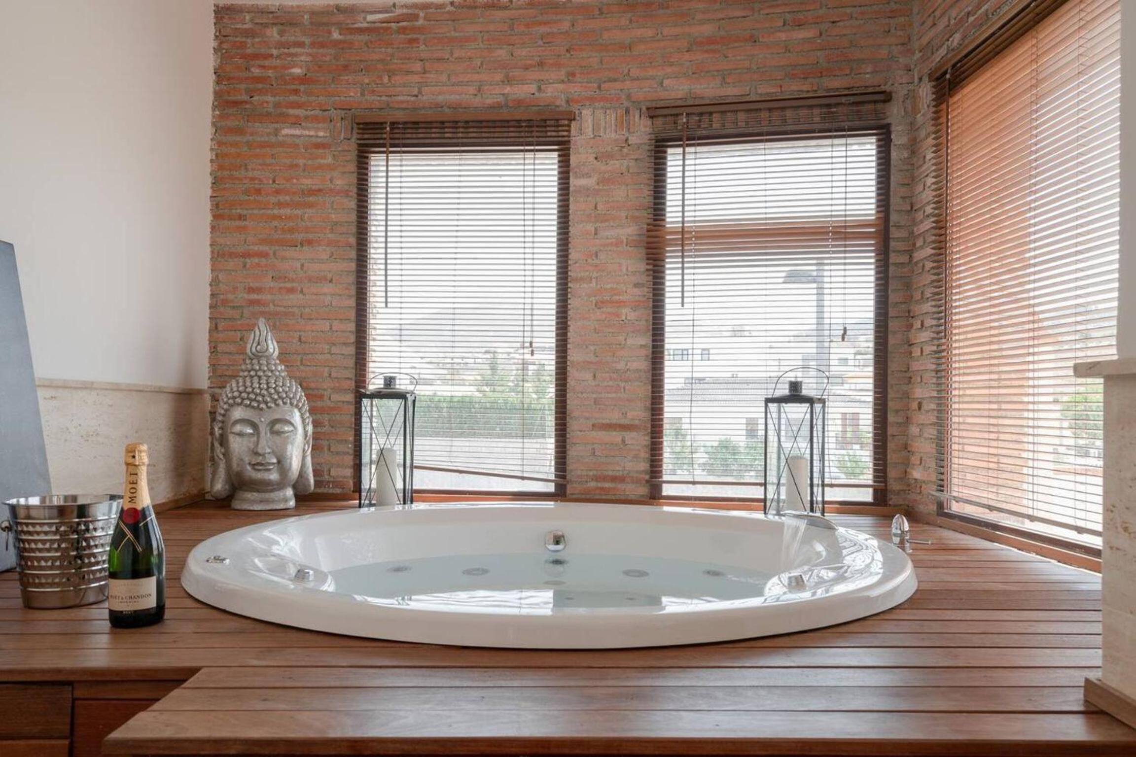 Spacious Villa in Granada with Private Pool and Jacuzzi