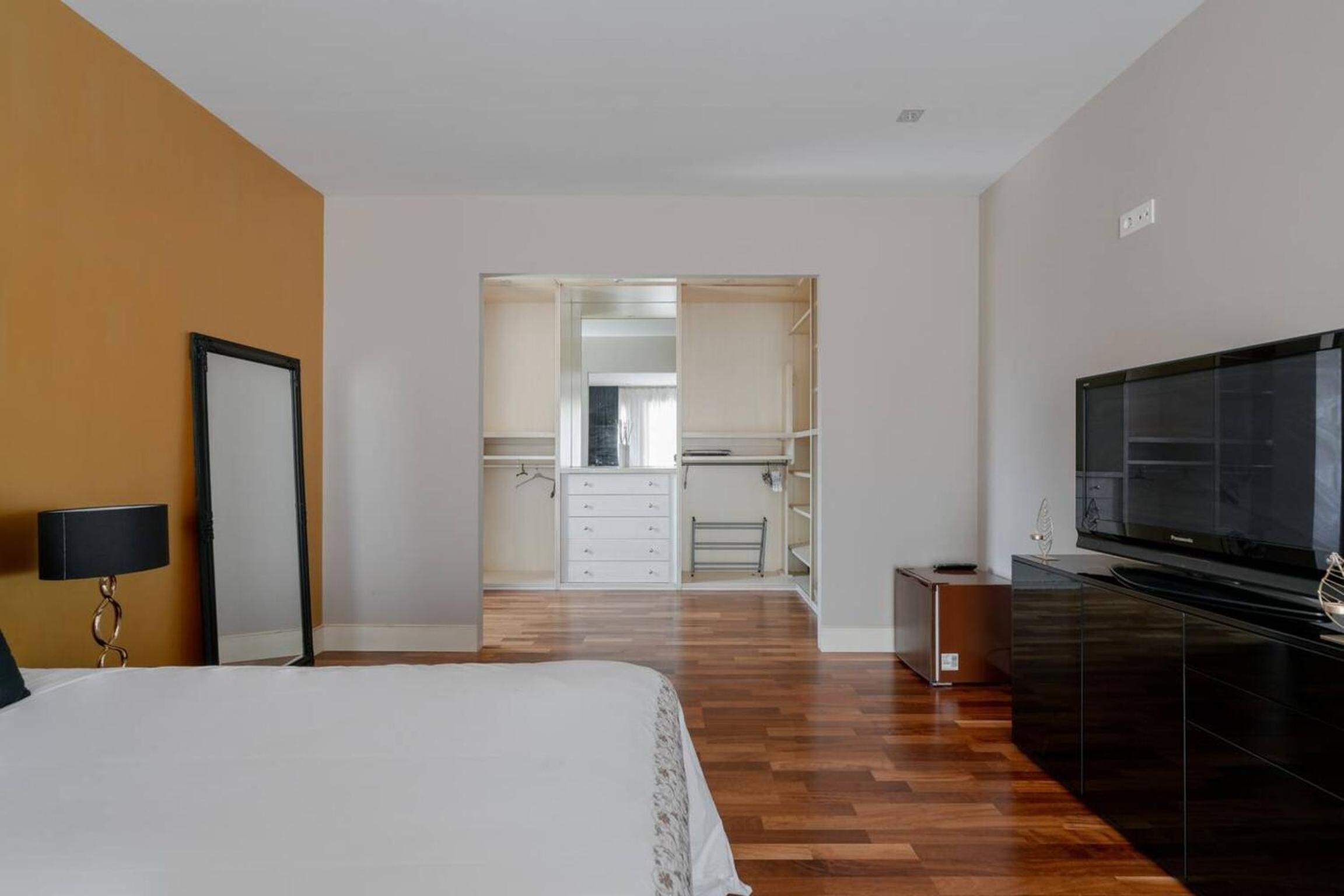Spacious Villa in Granada with Private Pool and Jacuzzi