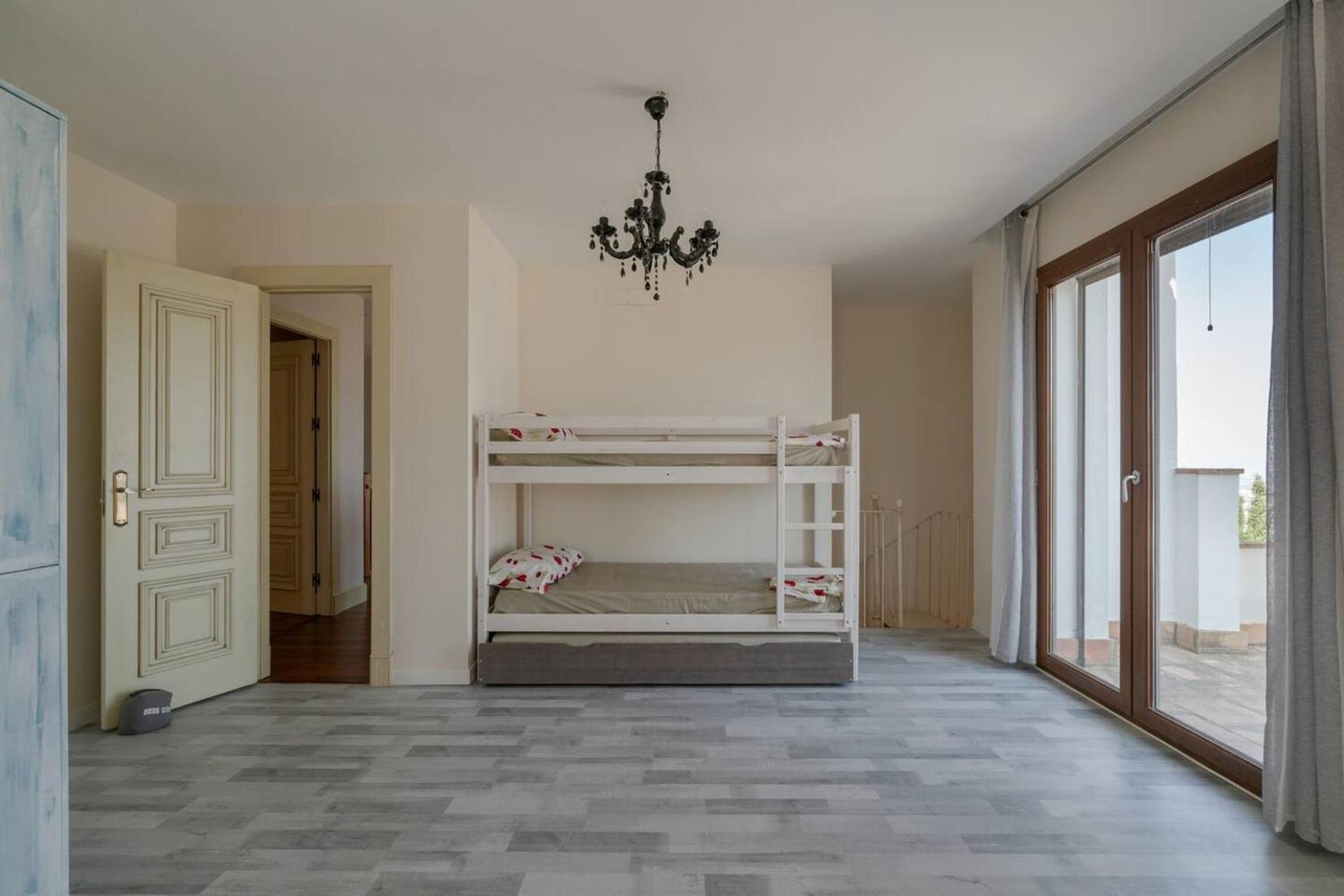 Spacious Villa in Granada with Private Pool and Jacuzzi