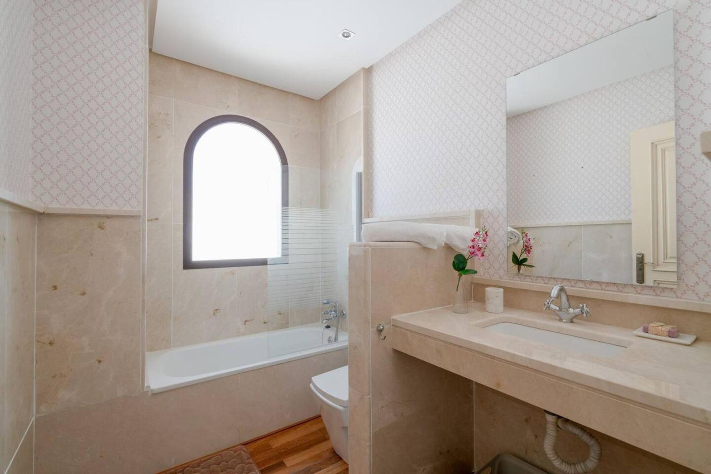 Spacious Villa in Granada with Private Pool and Jacuzzi