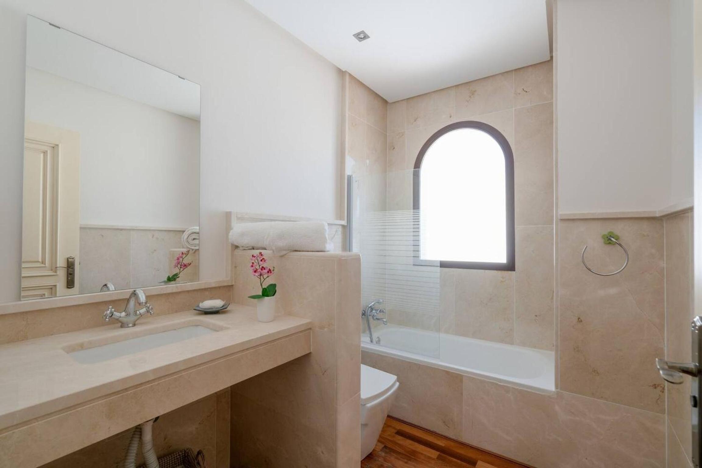 Spacious Villa in Granada with Private Pool and Jacuzzi