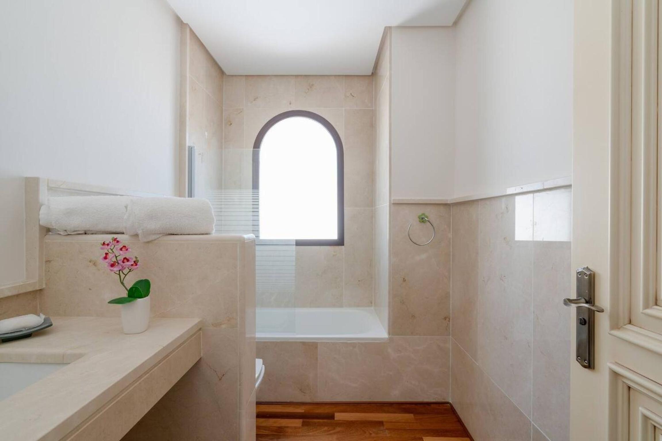 Spacious Villa in Granada with Private Pool and Jacuzzi