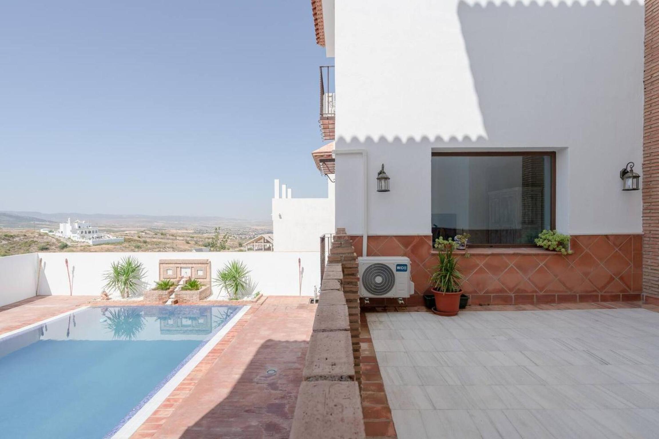 Spacious Villa in Granada with Private Pool and Jacuzzi