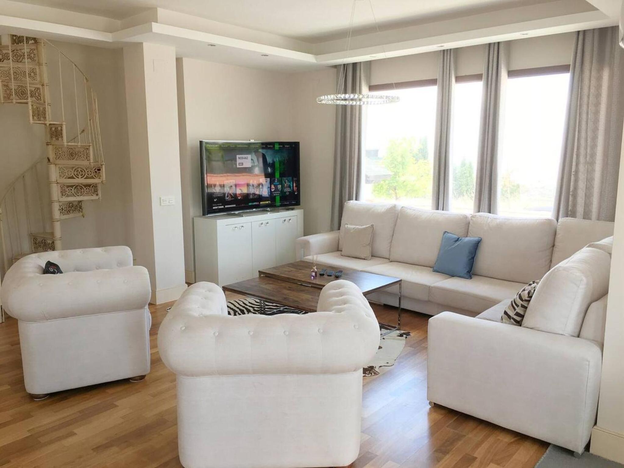 Spacious Villa in Granada with Private Pool and Jacuzzi