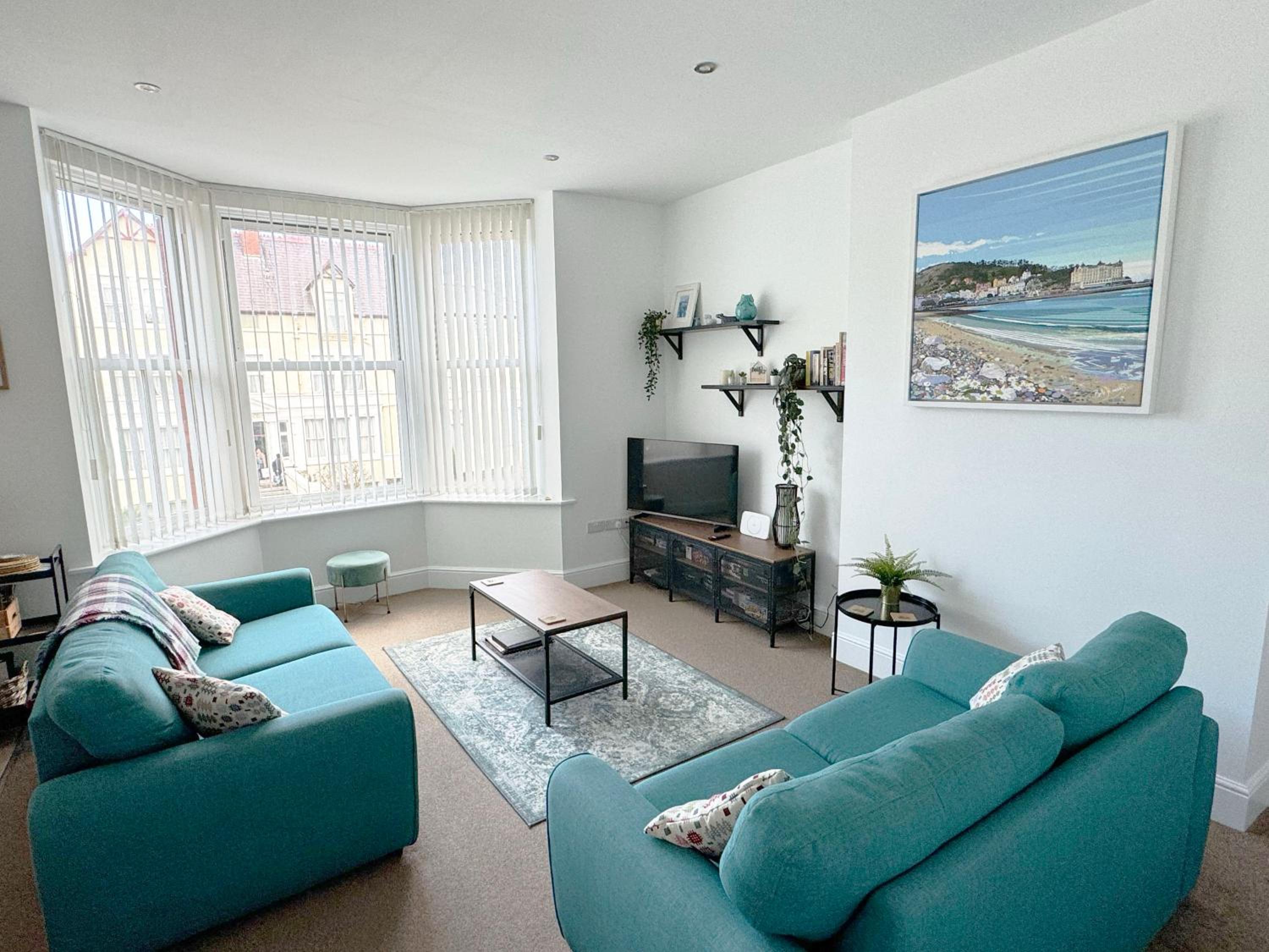 Private Parking, Central Llandudno, King Bed with Ensuite at Clement Lodge view 5