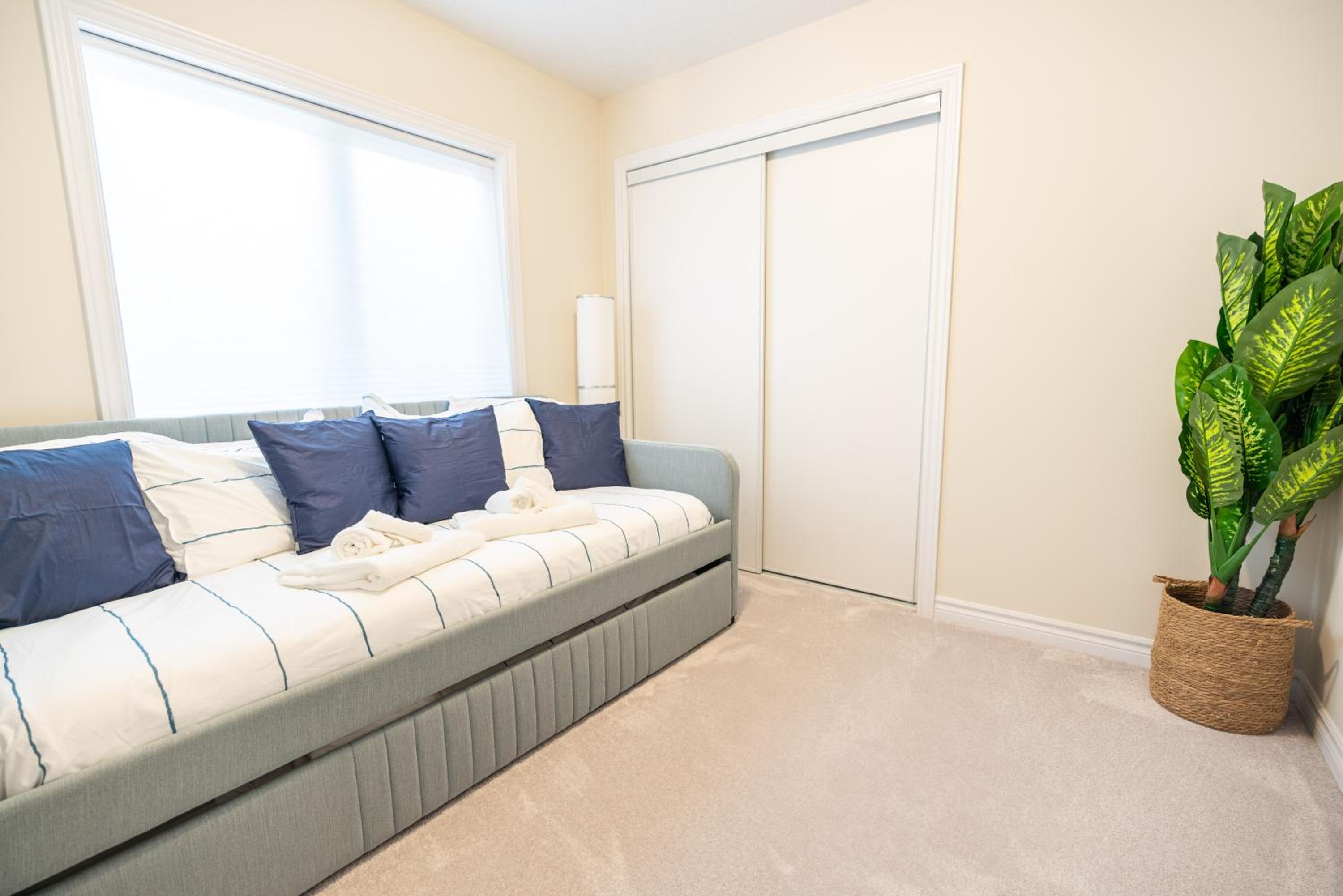 BRAND NEW home minutes from Niagara Falls.