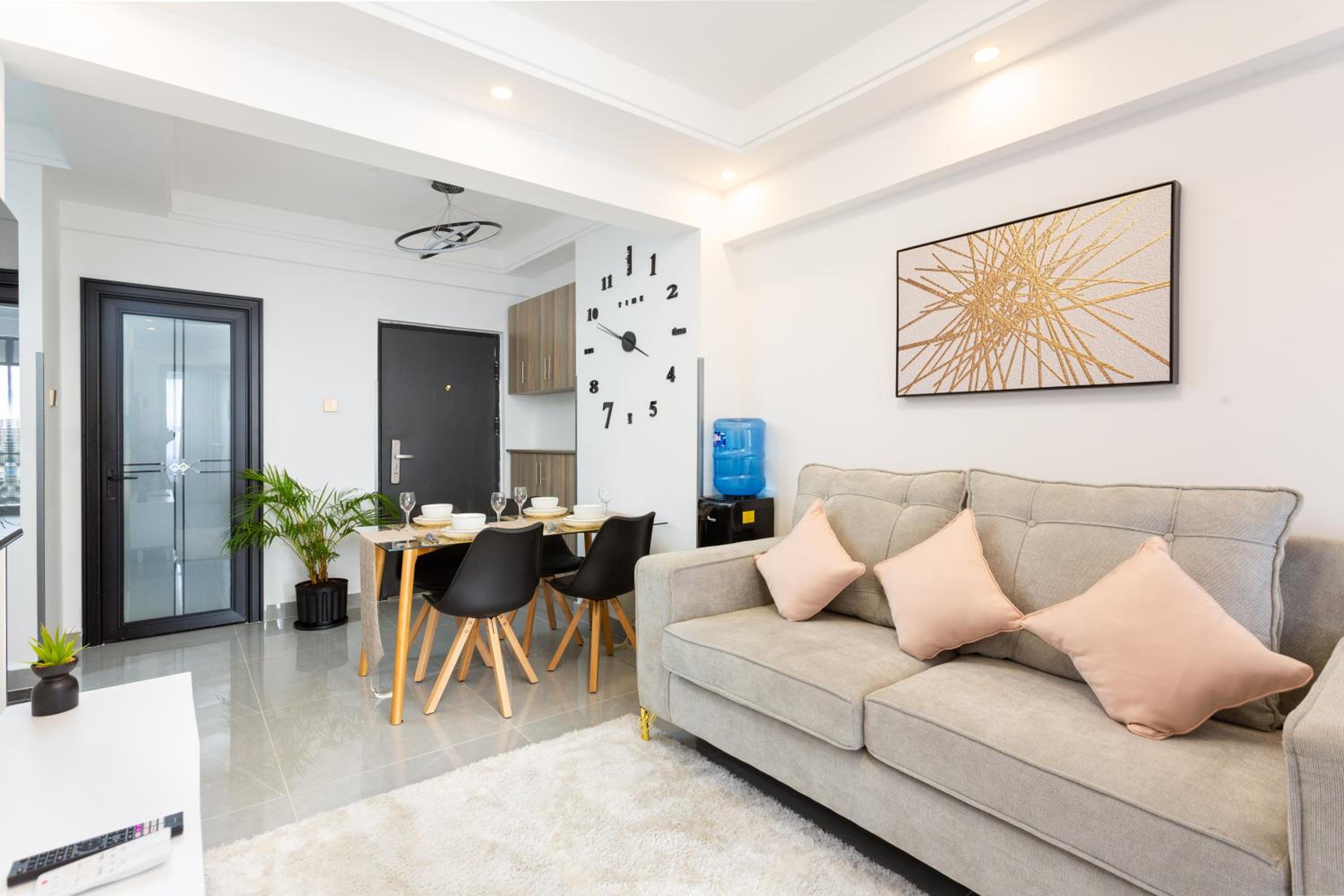 The Eclectic Retreat, Lavington.