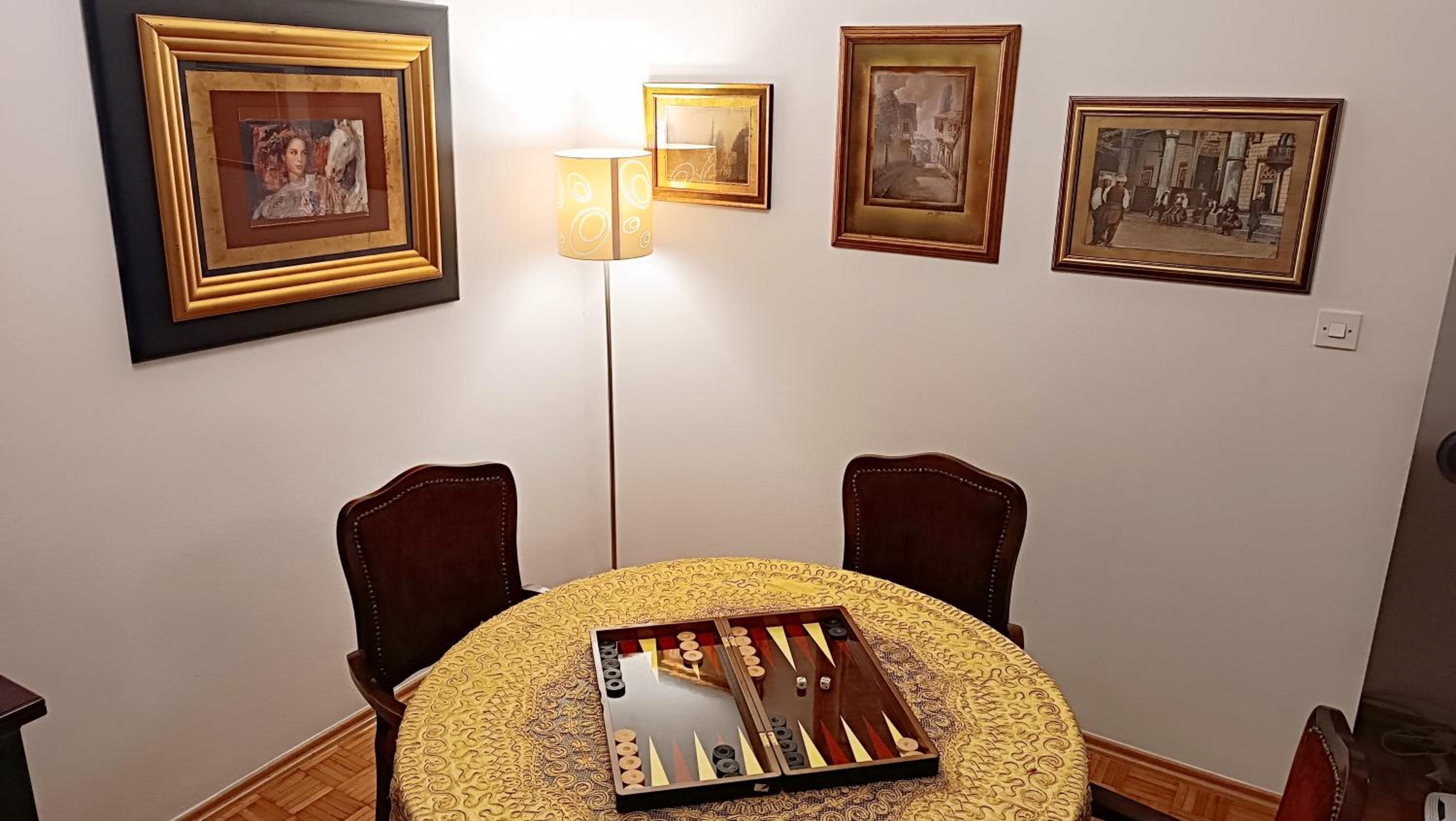 Grand Duplex Suite with Free Parking - Heart of Old Town