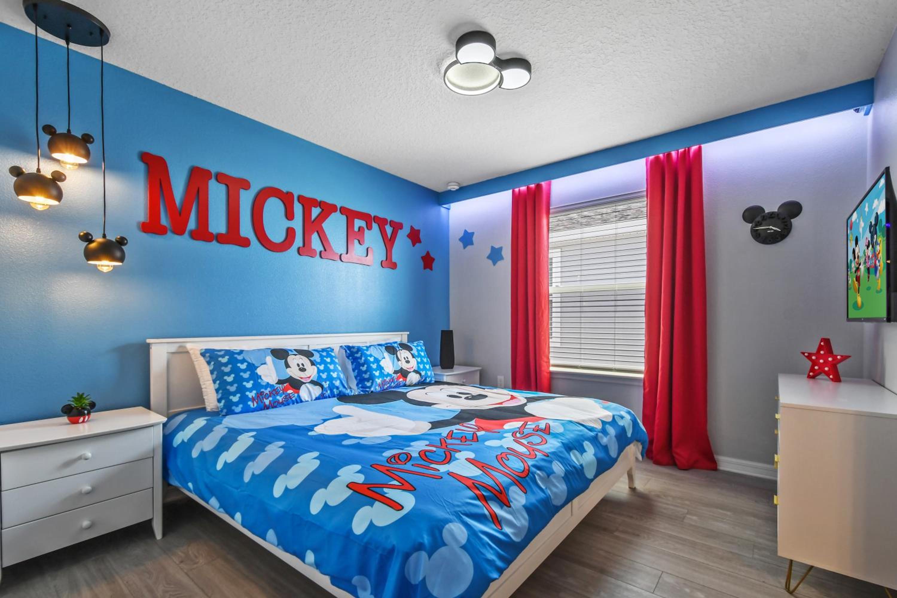 Luxury 28 Guest Home w Games, CInema and More!