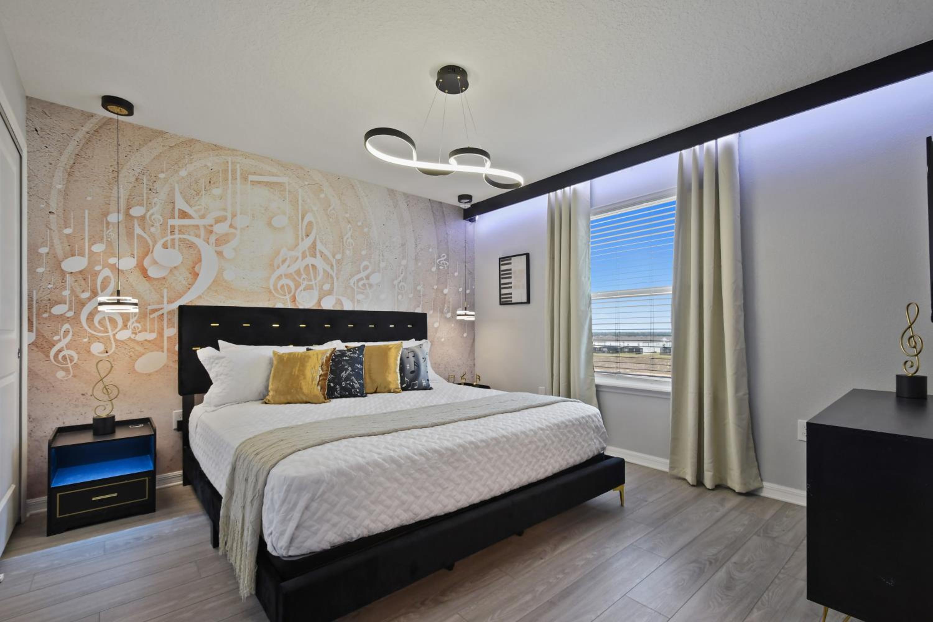 Luxury 28 Guest Home w Games, CInema and More!