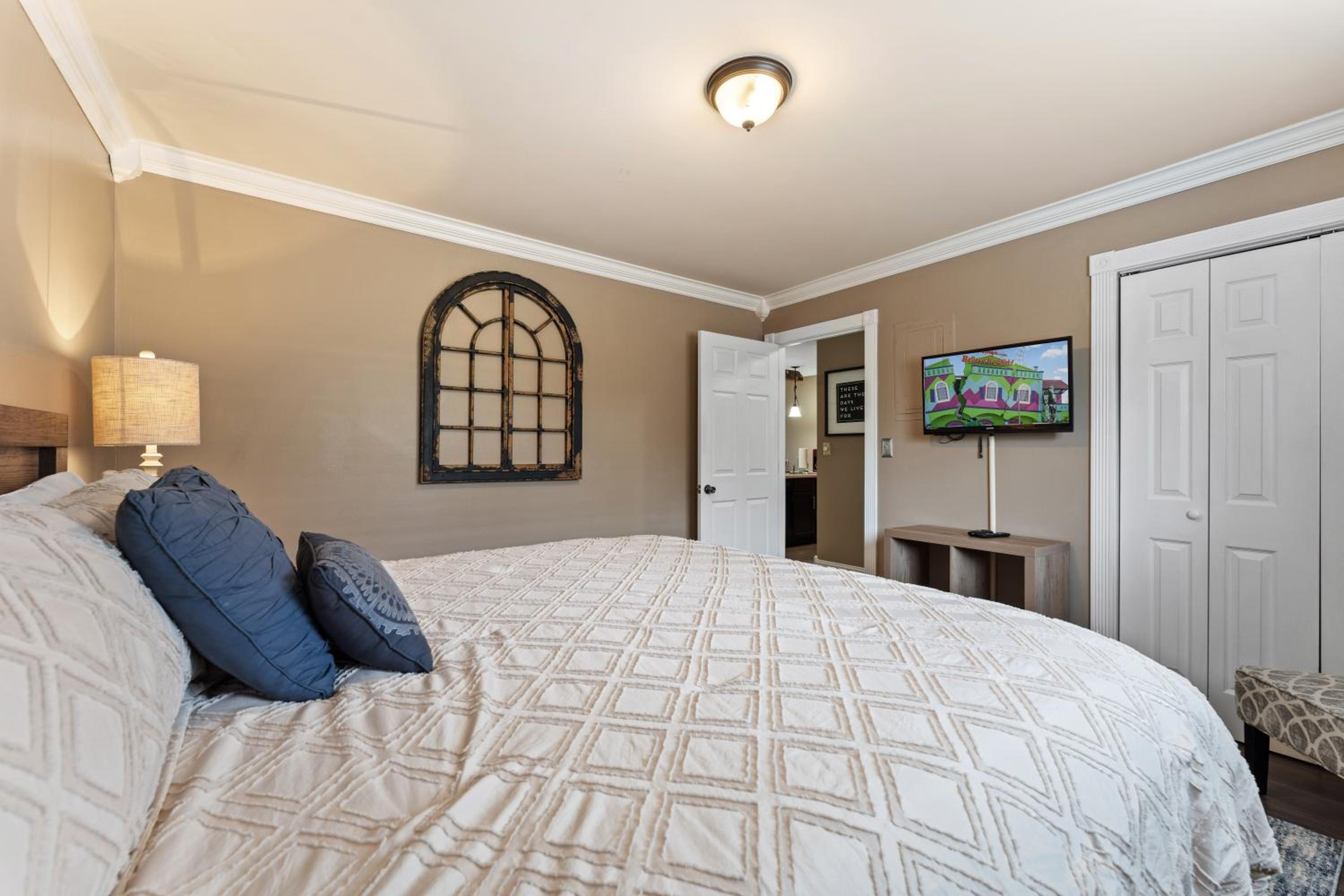 Free Daily Silver Dollar City Tickets  other Branson attractions! Cozy Branson Condo, Lower level, WALK-IN - Property Image 5