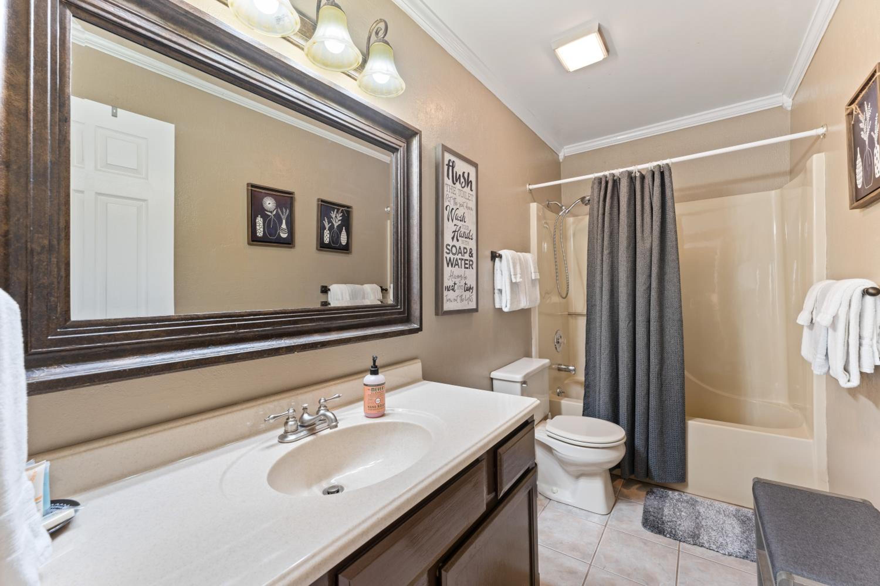 Free Daily Silver Dollar City Tickets  other Branson attractions! Cozy Branson Condo, Lower level, WALK-IN - Property Image 3