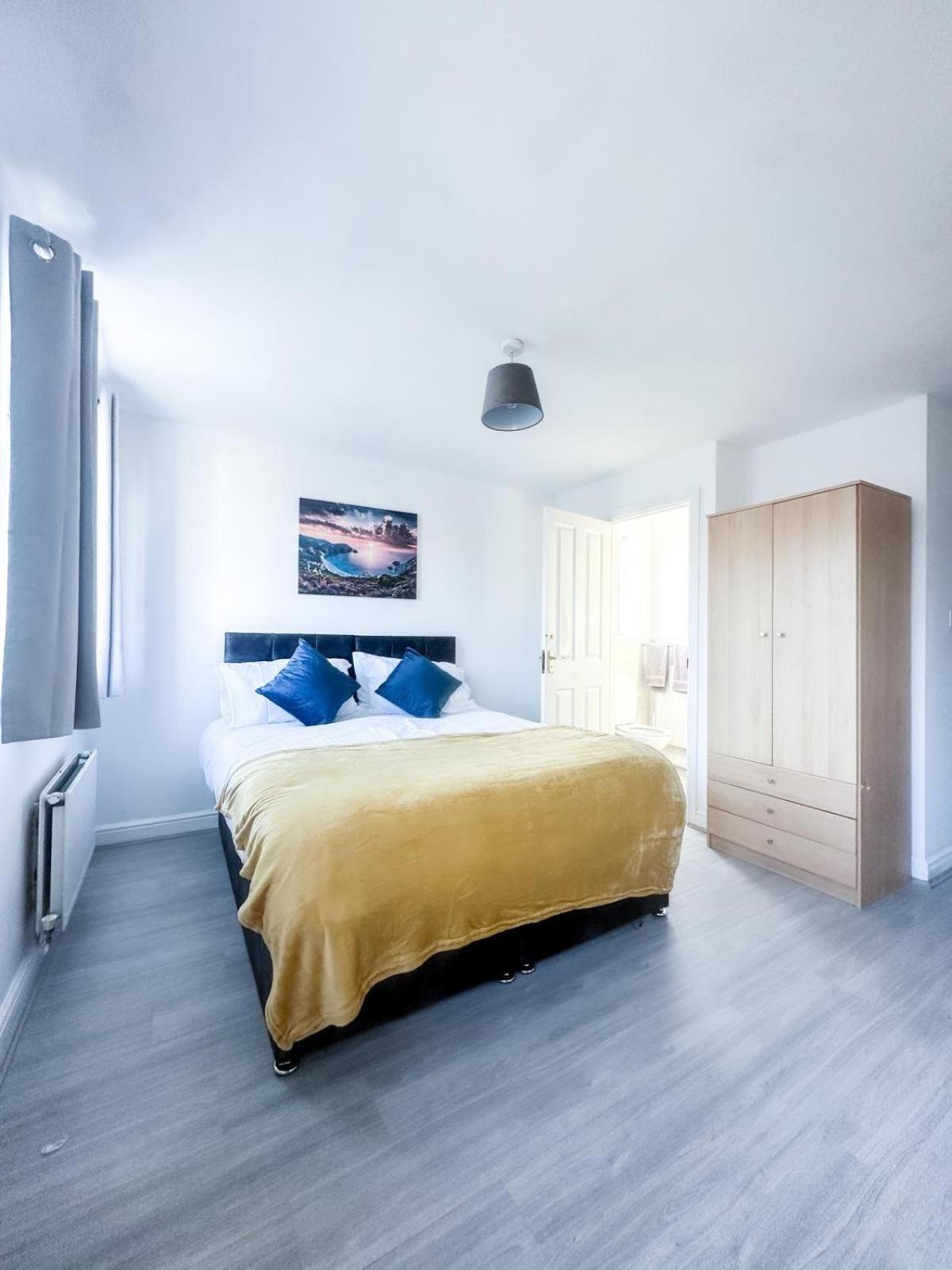 Spacious 6 Bedroom House Near City Centre view 3