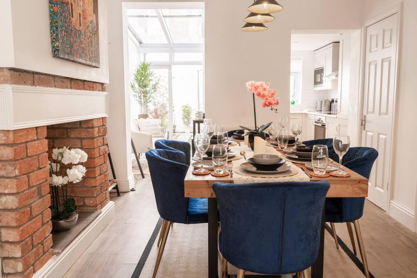 Stylish 3-Bed City Centre Home in Chester by 53 Degrees Property, Ideal for Groups, Private Parking! view 2