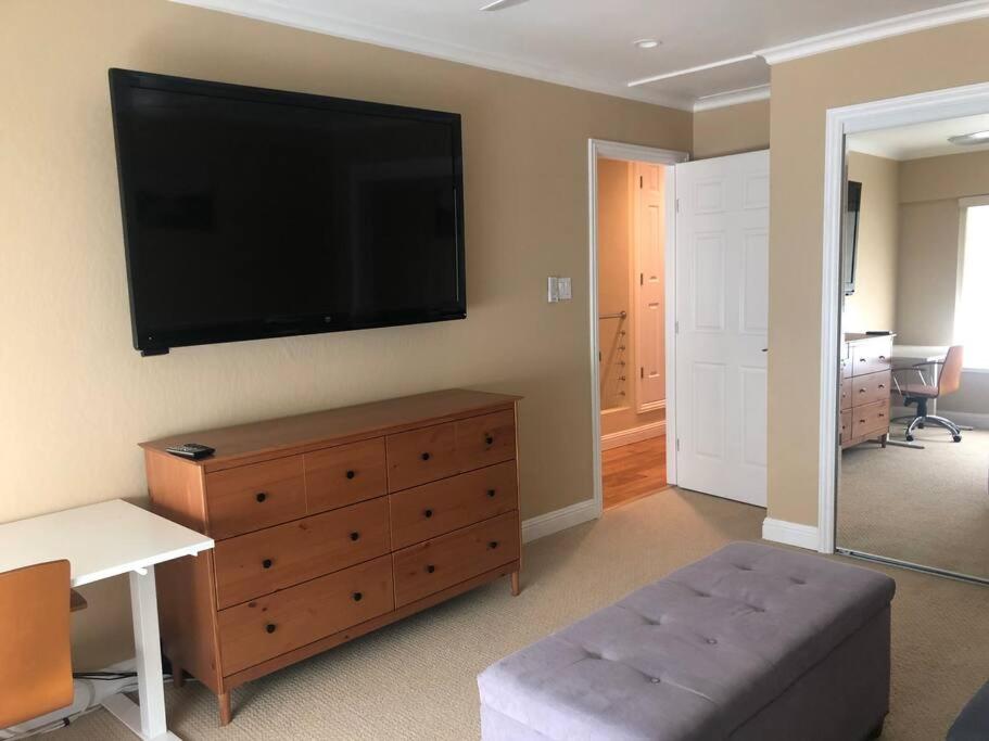 Lovely 3-Bedroom Townhouse with Pool view 2