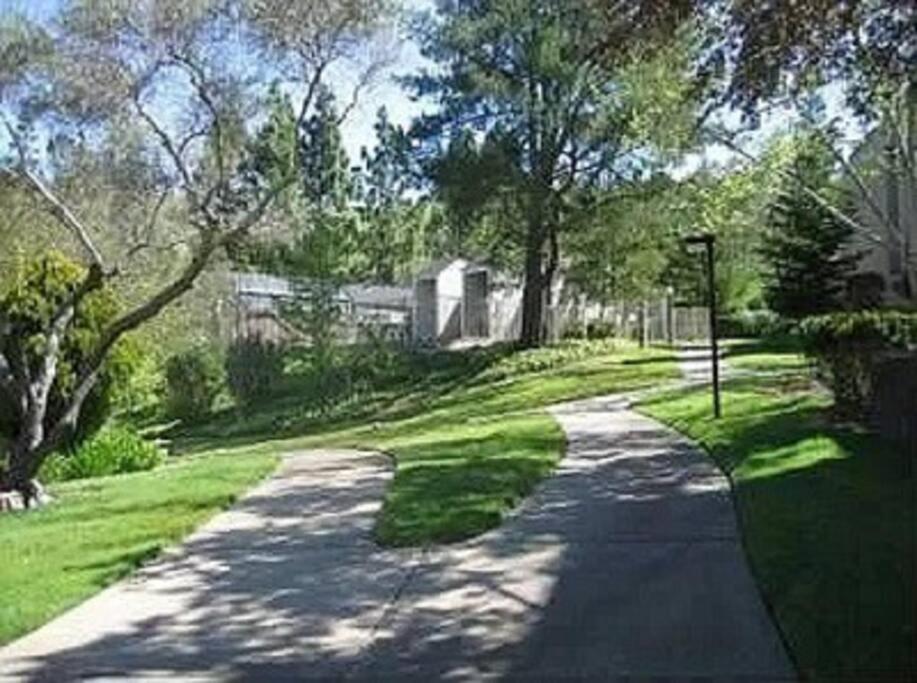 Lovely 3-Bedroom Townhouse with Pool view 5