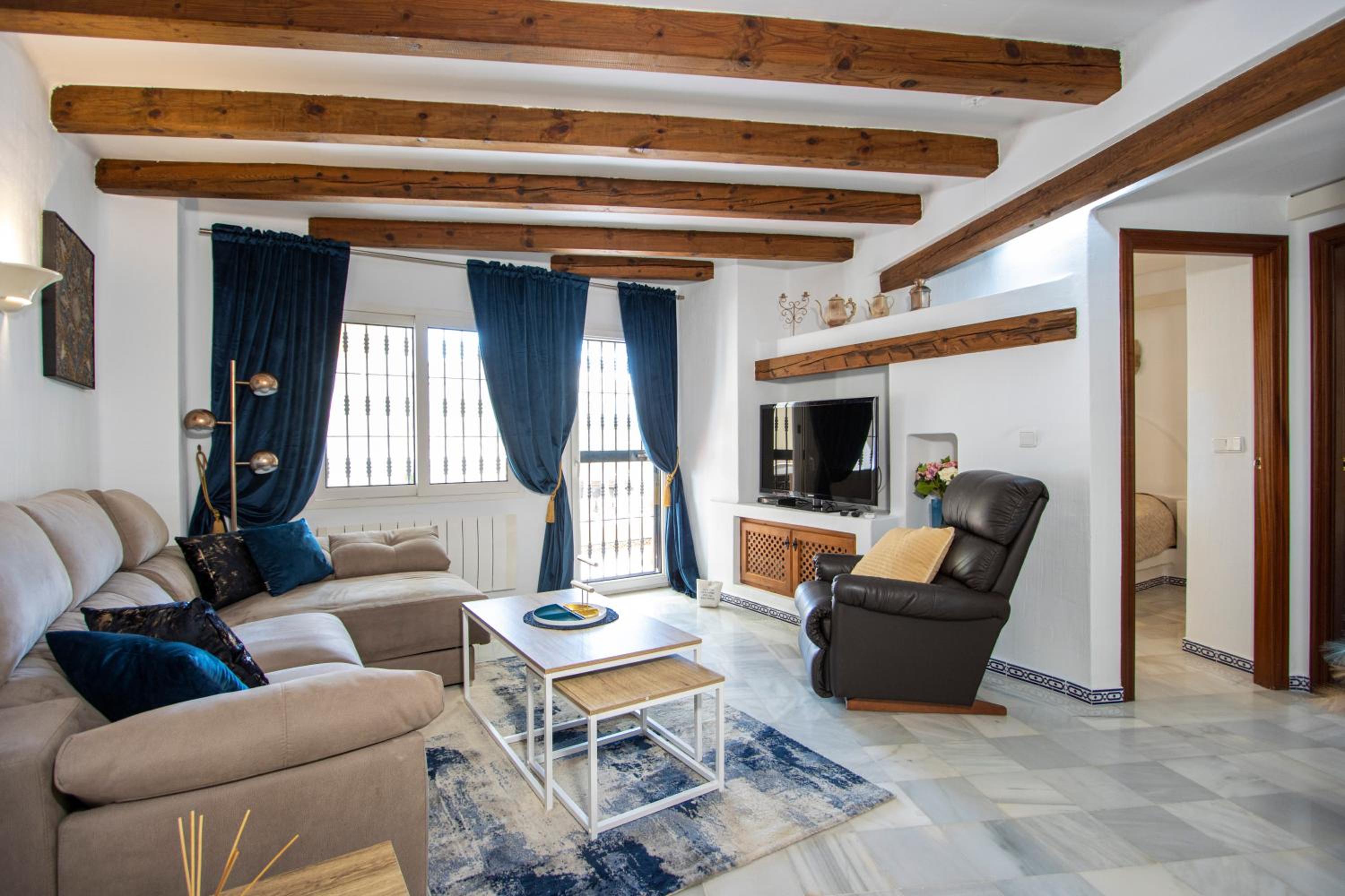 Buganvilla Apartment, 95m2, 3 Bedrooms, Terrace, 300m to Los Locos Beach