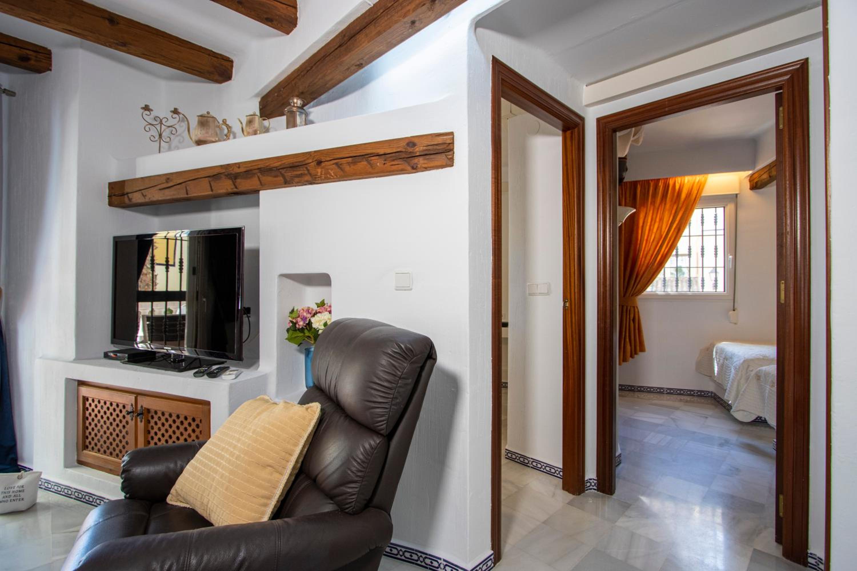Buganvilla Apartment, 95m2, 3 Bedrooms, Terrace, 300m to Los Locos Beach