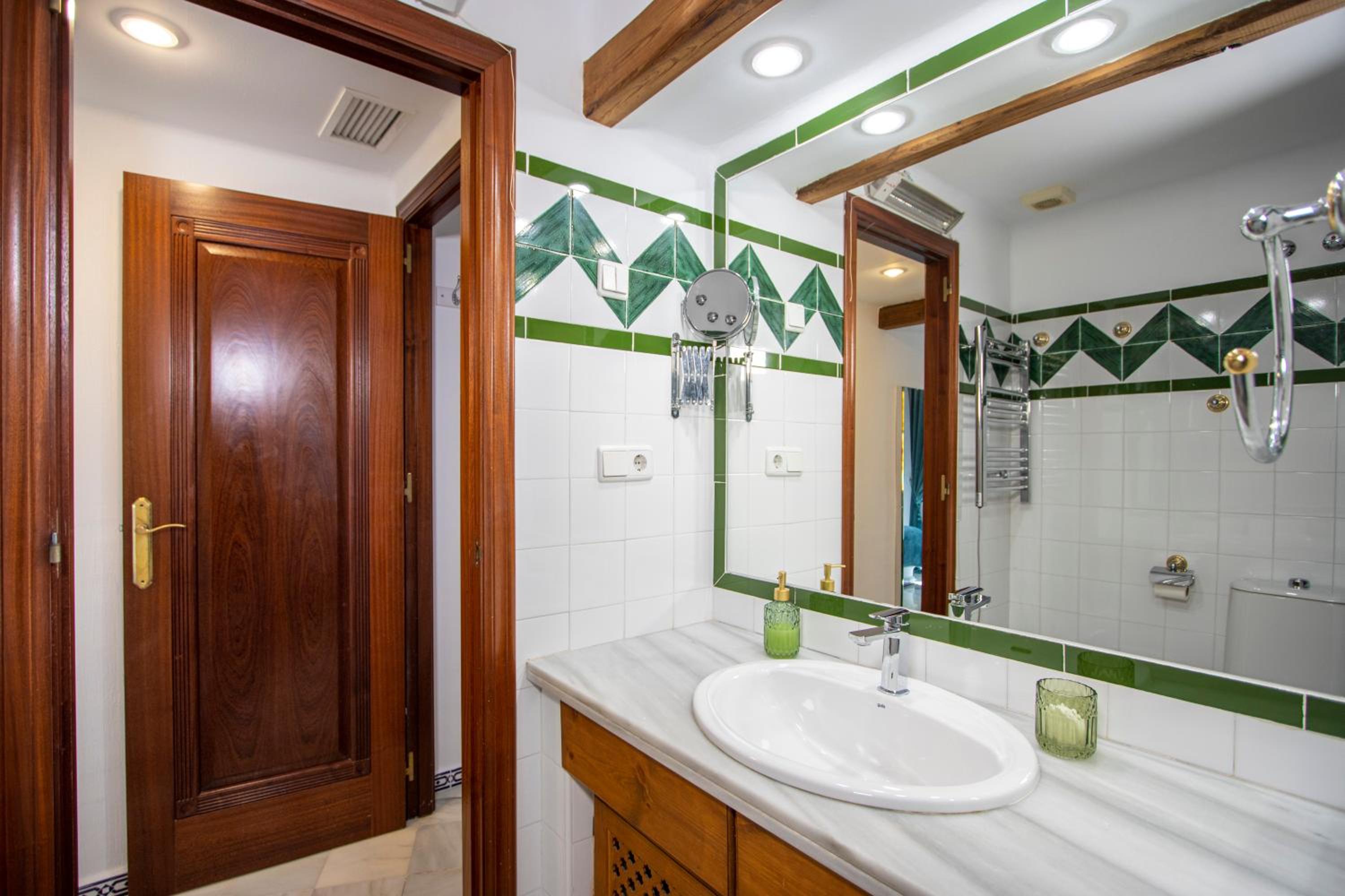 Buganvilla Apartment, 95m2, 3 Bedrooms, Terrace, 300m to Los Locos Beach