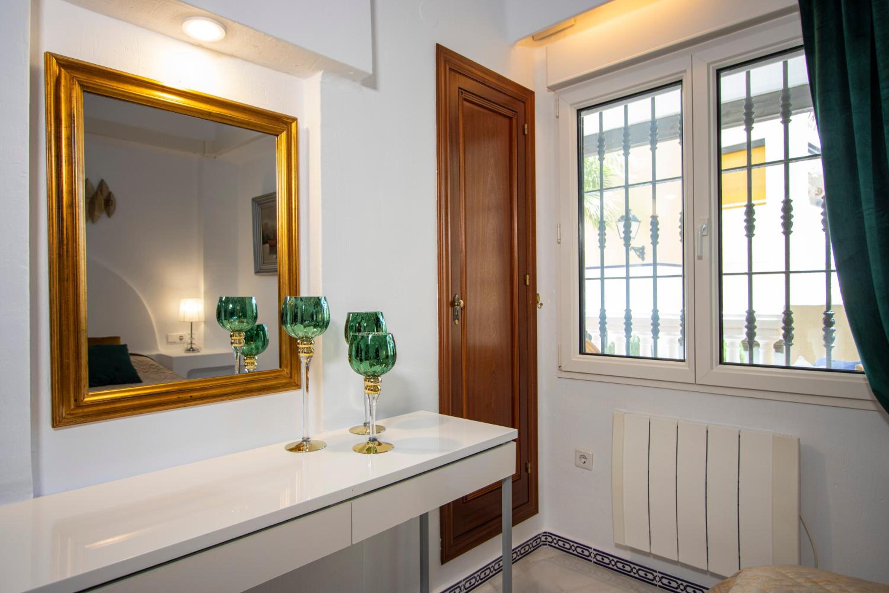 Buganvilla Apartment, 95m2, 3 Bedrooms, Terrace, 300m to Los Locos Beach