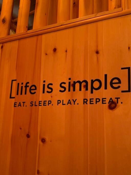 Knotty but Nice-sleeps 6-one minute to lake!