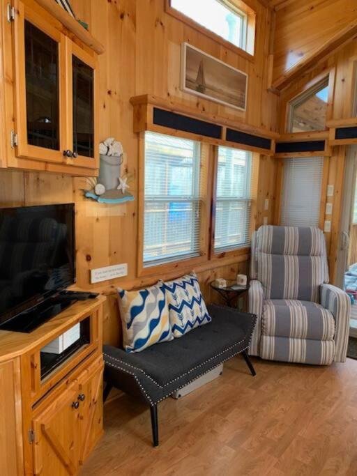 Knotty but Nice-sleeps 6-one minute to lake!