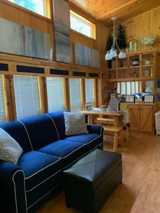 Knotty but Nice-sleeps 6-one minute to lake!