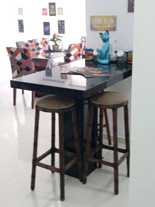 Apartamento centralizado à poucas quadras do mar.