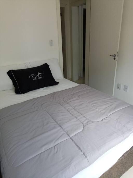 Apartamento centralizado à poucas quadras do mar.
