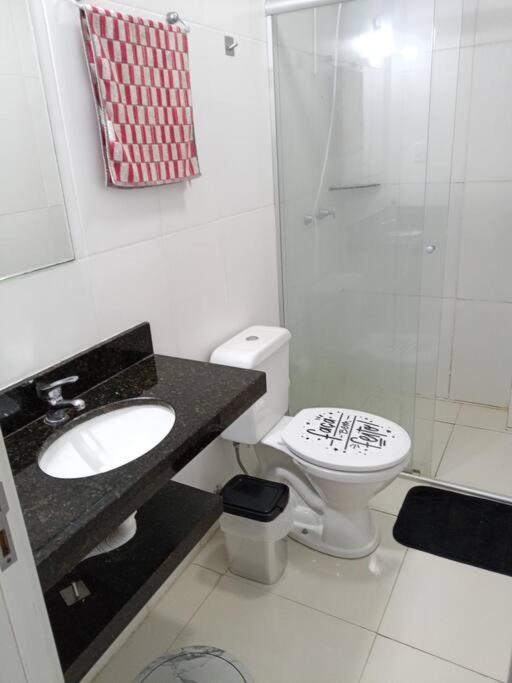 Apartamento centralizado à poucas quadras do mar.