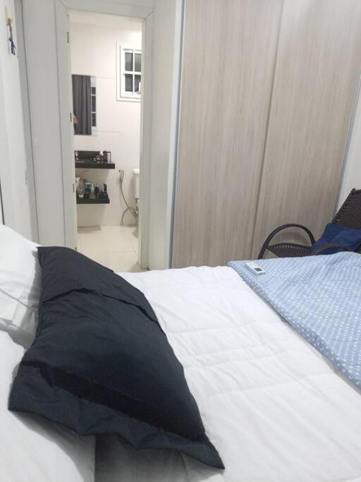 Apartamento centralizado à poucas quadras do mar.