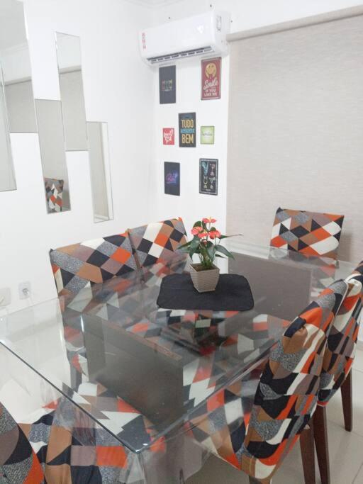 Apartamento centralizado à poucas quadras do mar.