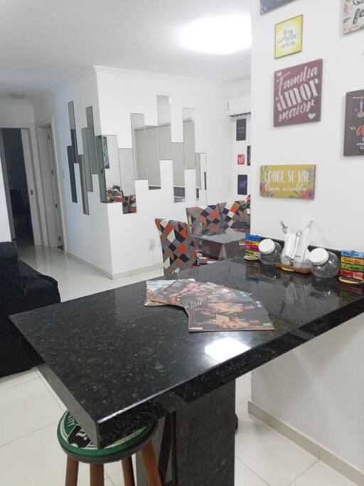 Apartamento centralizado à poucas quadras do mar.
