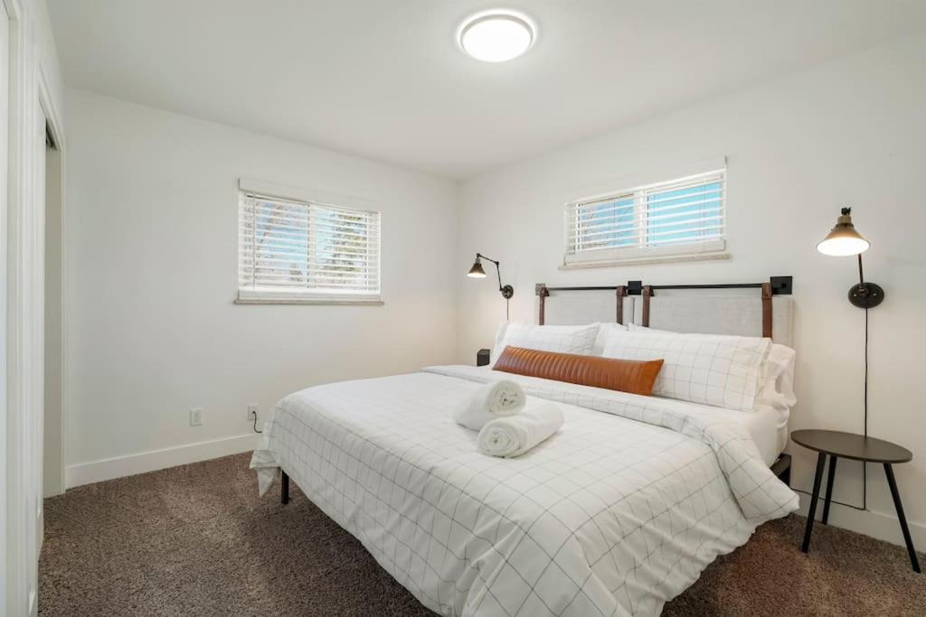 5-Bedrooms! Stylish and Modern Home, Pets Welcome! view 2
