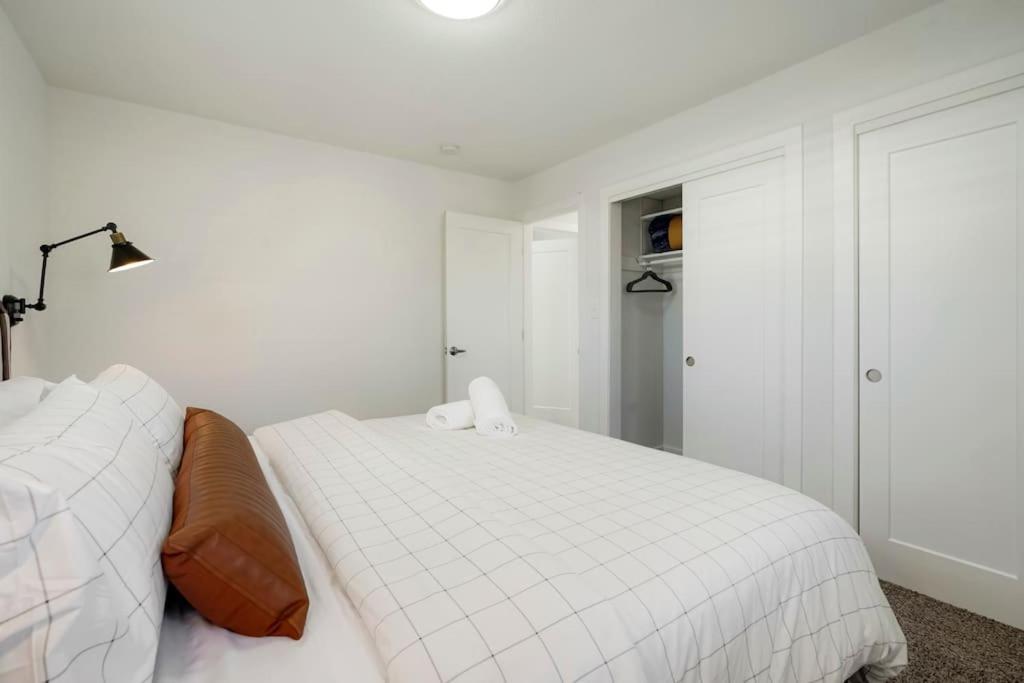 5-Bedrooms! Stylish and Modern Home, Pets Welcome! view 5